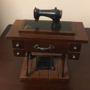 Vintage sewing machine musical box
